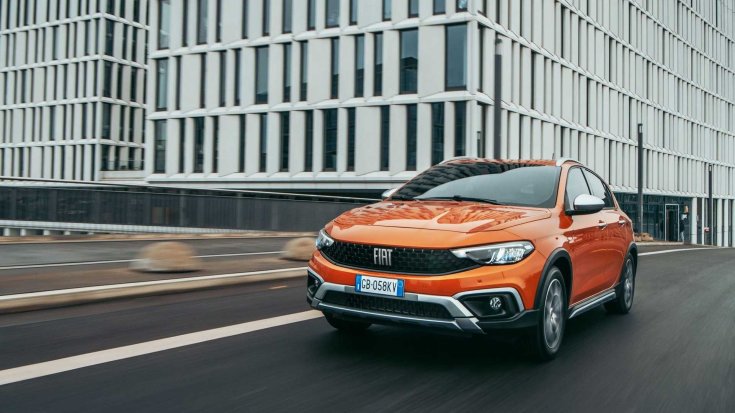 2021-es Fiat Tipo modell városi környezetben menet közben, elölről