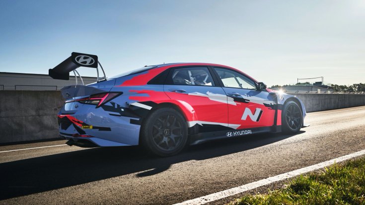 Új Hyundai Elantra N TCR versenypálya bokszutcában, hátulról, féloldalról