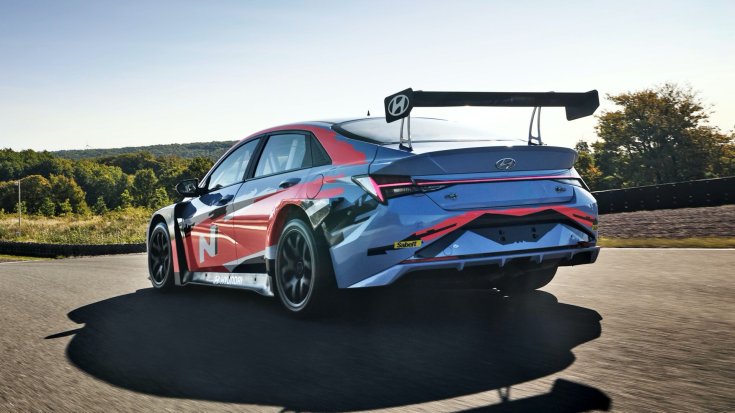 Új Hyundai Elantra N TCR teszt egy versenypályán, hátulról, féloldalról
