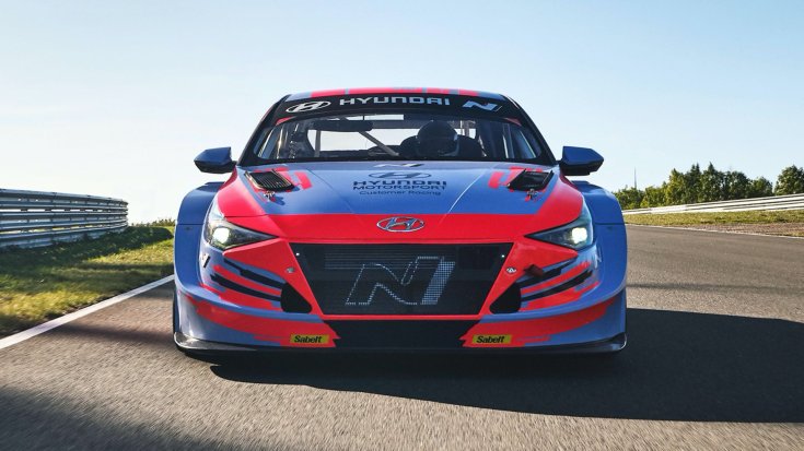 Új Hyundai Elantra N TCR egy versenypályán, szemből