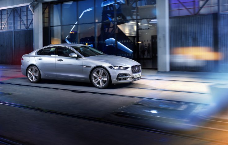 Új 2021-es Jaguar XE modell városi közegben oldalról