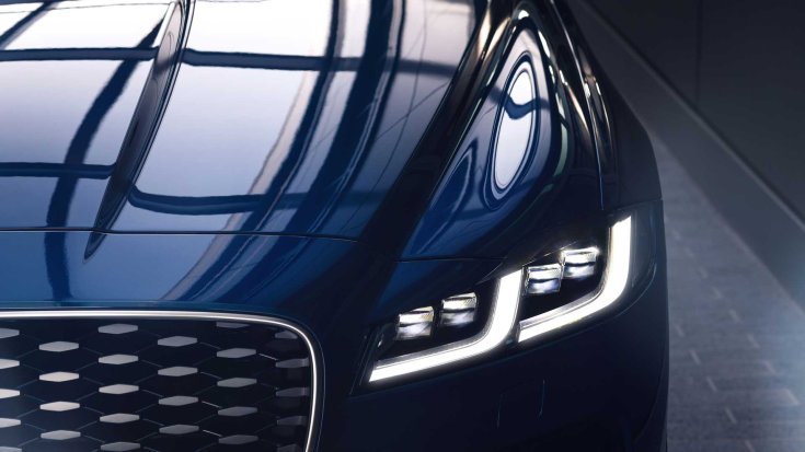 Új 2021-es Jaguar XF modell orra és fényszórója szemből