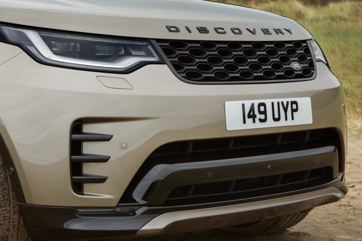 2020-as frissített Land Rover Discovery modell orra közelebbről, féloldalról