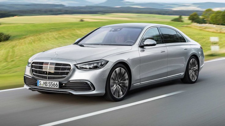Mercedes S-osztály országúton, féloldalról