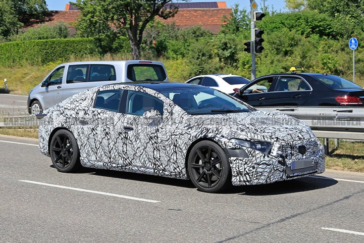 Mercedes-Benz EQS oldalról fotózva