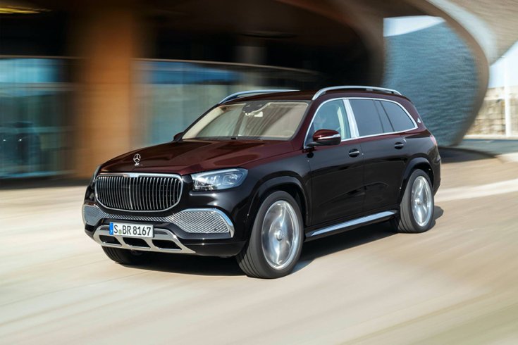 A Mercedes Maybach GLS menet közben egy épület előtt