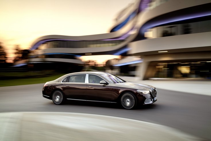 Új 2021-es Mercedes-Maybach S-osztály menet közben oldalról