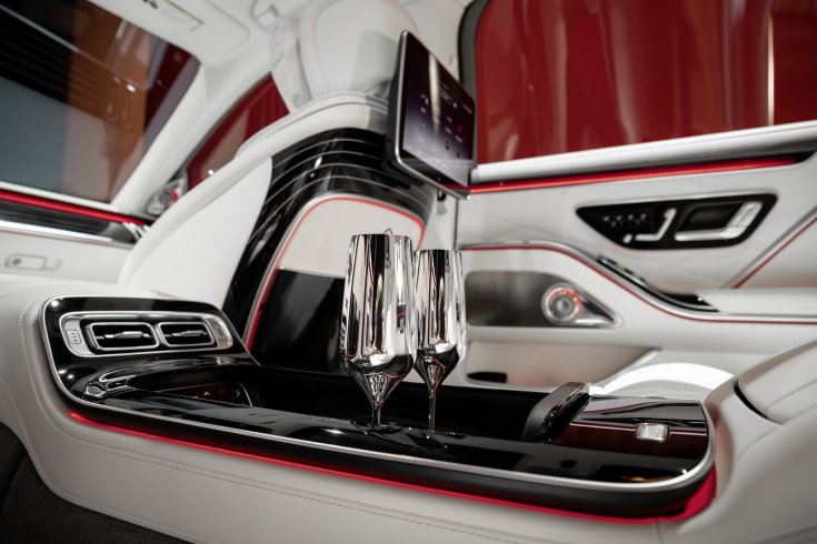 Új 2021-es Mercedes-Maybach S-osztály hűtője és annak pohár tartója