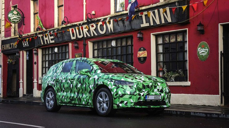 A Skoda elektromos SUV-ja egy söröző előtt