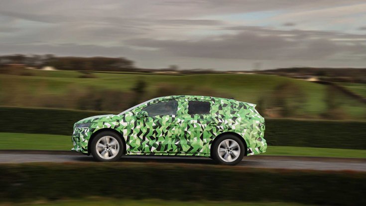 A Skoda elektromos SUV-ja oldalról