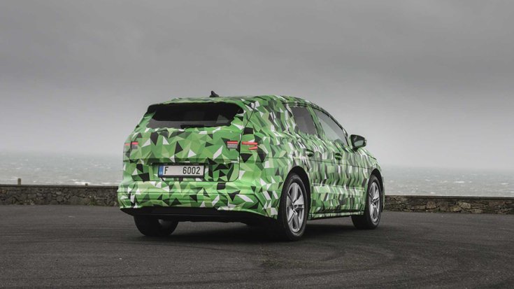 A Skoda Enyaq hátulról fotózva