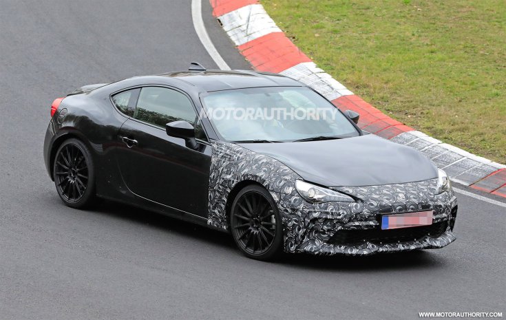 Subaru BRZ lematricázva a Nürburgringen menetközben, szemből