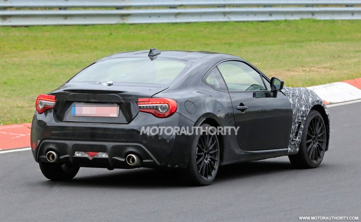 Subaru BRZ lematricázva a Nürburgringen menetközben, hátulról