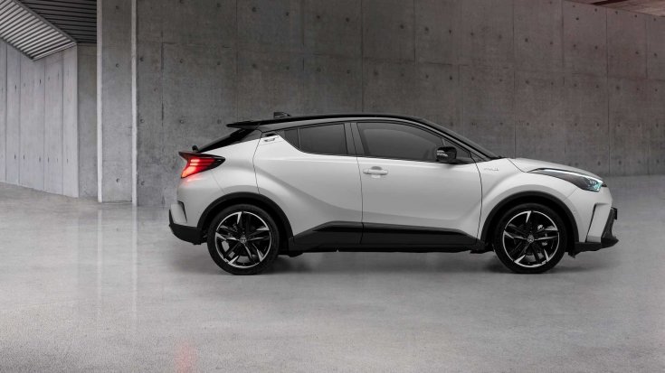 Toyota C-HR GR Sport modell egy csarnokban oldalról