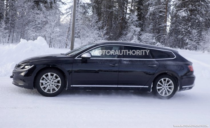 2021-es Volkswagen Arteon Shooting Brake kémfotó oldalról