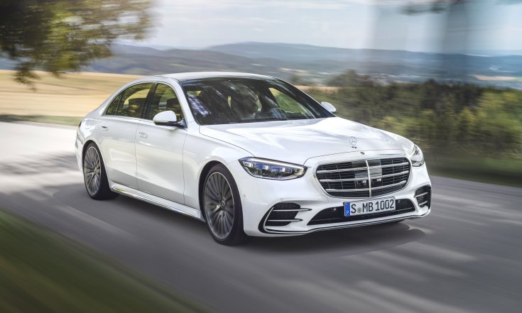 Mercedes S-osztály egy országúton, féloldalról