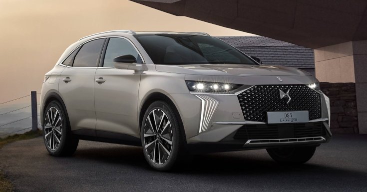 fotó egy homokbarna 2022-es, faceliftes DS 7 SUV autó elejéről