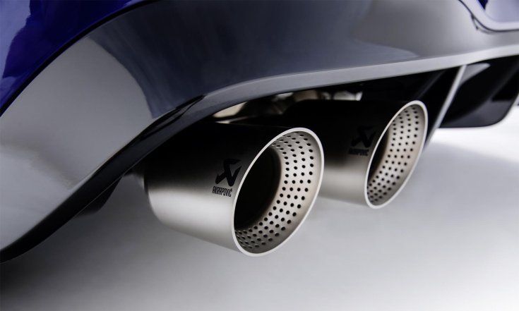 2022-es Volkswagen Golf R Akrapovic kipufogója közelről