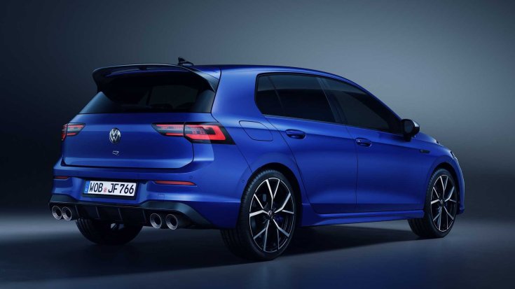2022-es Volkswagen Golf R féloldalasan hátulról