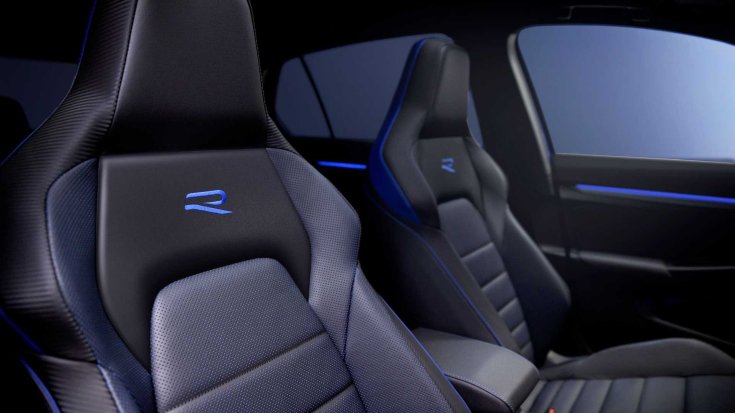 2022-es Volkswagen Golf R sportülései az R logóval