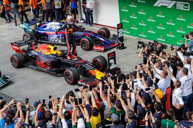 A Brazil Nagydíj végén Verstappen az autója orrán állva