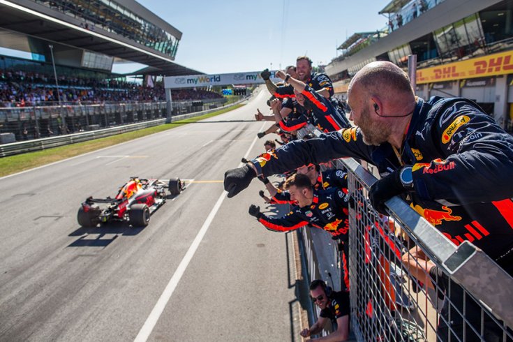 Max Verstappen az Red Bull Ring célegyenesében