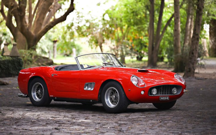 1961-es Ferrari 250 GT SWB California Spider egy parkban, féloldalról