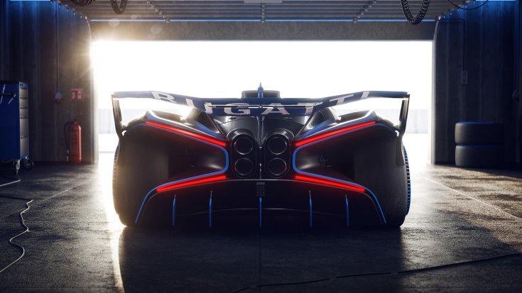 Bugatti Bolide hiperautó egy garázsban hátulról