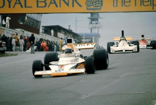 McLaren F1-es autó versenyzés közben