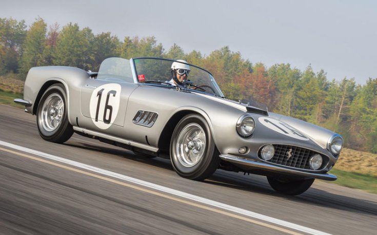 1959-es Ferrari 250 GT California LWB California Spider versenyzés közben féloldalról