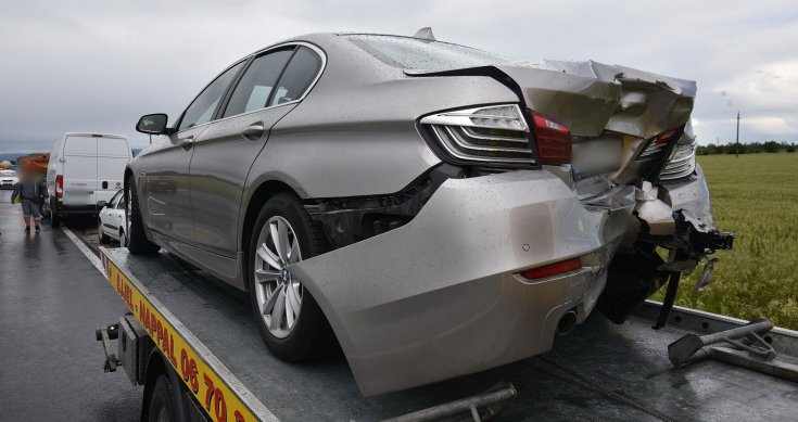 Összetört BMW hátulról fotózva