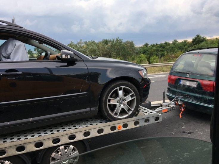 Autónepper alszik egy tréleren szállított kocsiban
