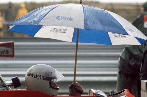F1-es pilóta esernyővel