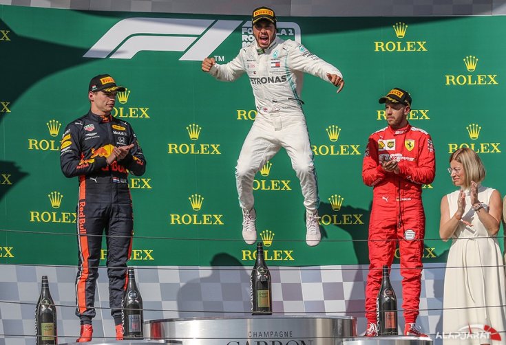 Hamilton (középen) ünnepli a győzelmét