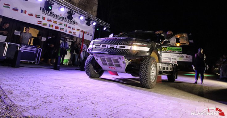A HunGarian Baja egyik indulója az Alapjárat logójával