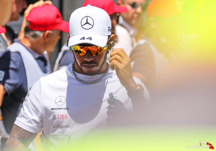 Lewis Hamilton az F1-es paddockban sétálva