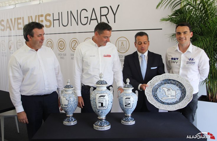 Palkovics László, Gyulay Zsolt, a herendi gyár fejese és Michelisz Norbi egy képen