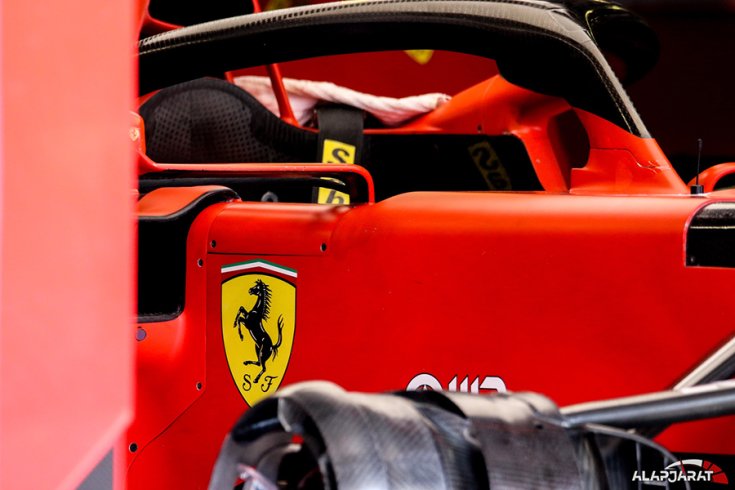 A Ferrari egyik autója közelről