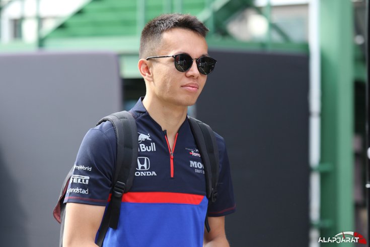 Albon lesz Verstappen új csapattársa