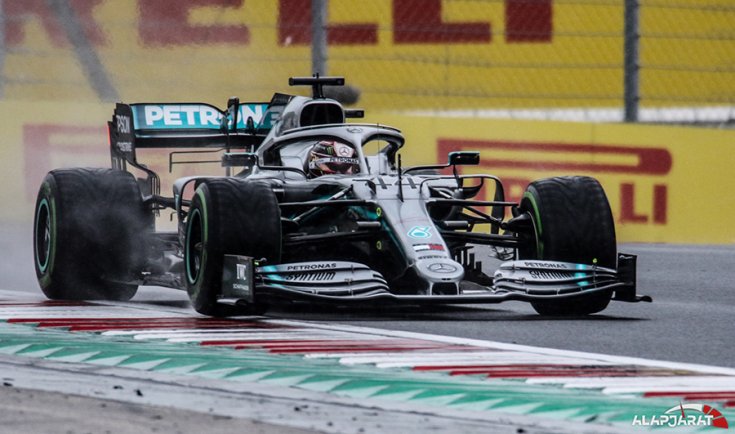Lewis Hamilton az esős második edzésen