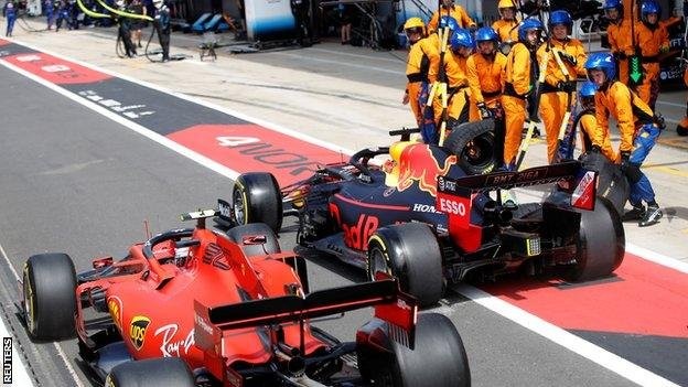Még a boxutcában sem kímélte egymást Verstappen és Leclerc a Brit Nagydíjon