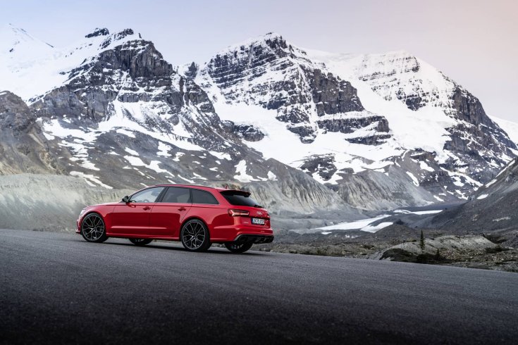 fotó egy havas hegyek előtt aszfalton álló, piros színű, harmadik generációs Audi RS 6 Avant autóról