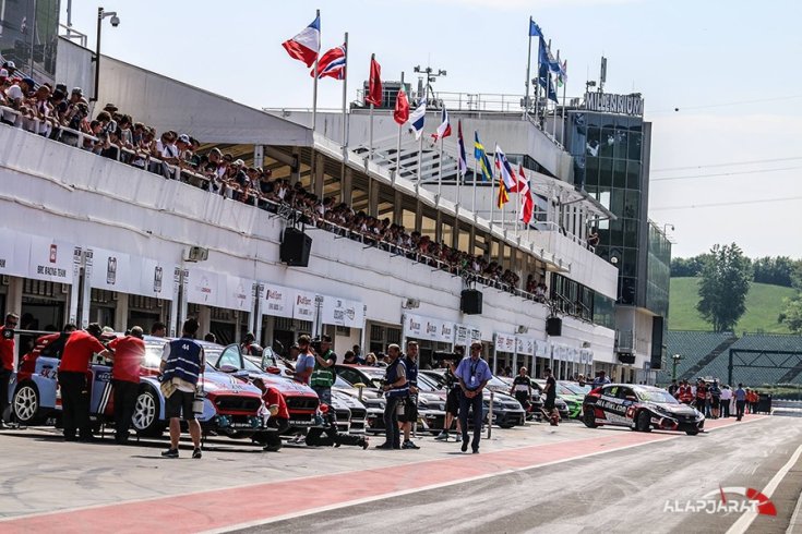 A Hungaroring boxutcájában a mezőny, oldalról fotózva