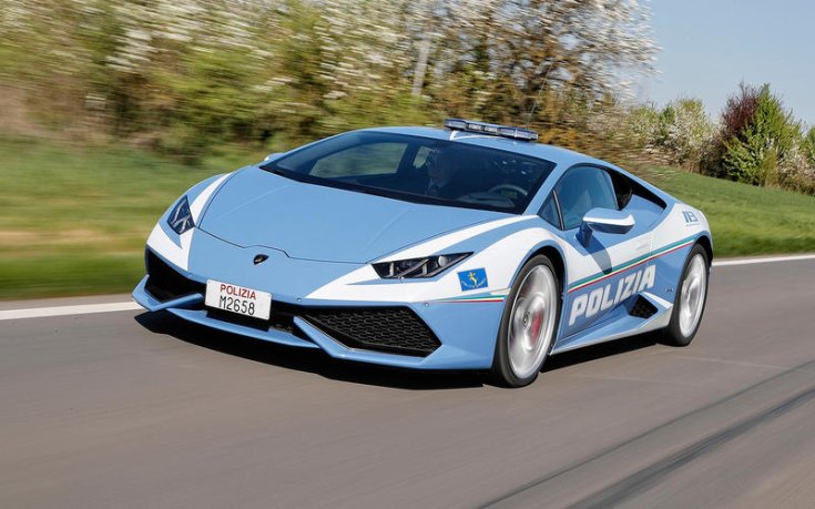 Lamborghini Huracán menet közben szemből