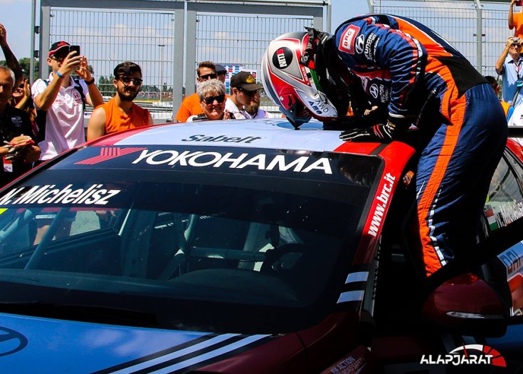 Michelisz Norbi az autója tetején a Szlovákiaringen