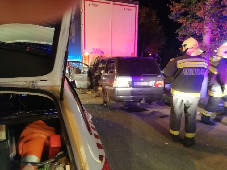 Kamionba csapódott gépkocsi hátulról fotózva