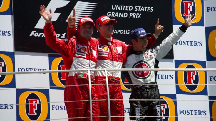 Sato Schumacher és Barichello társaságában ünnepel a dobogón