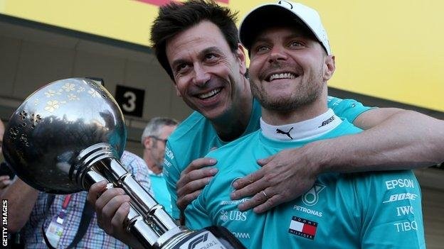 Toto Wolff öleli át Valtteri Bottast