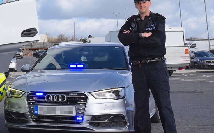 Audi S3 rendőrautó szemből