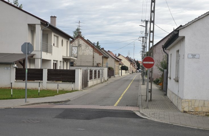 Bicikliút elé kirakott behajtani tilos tábla